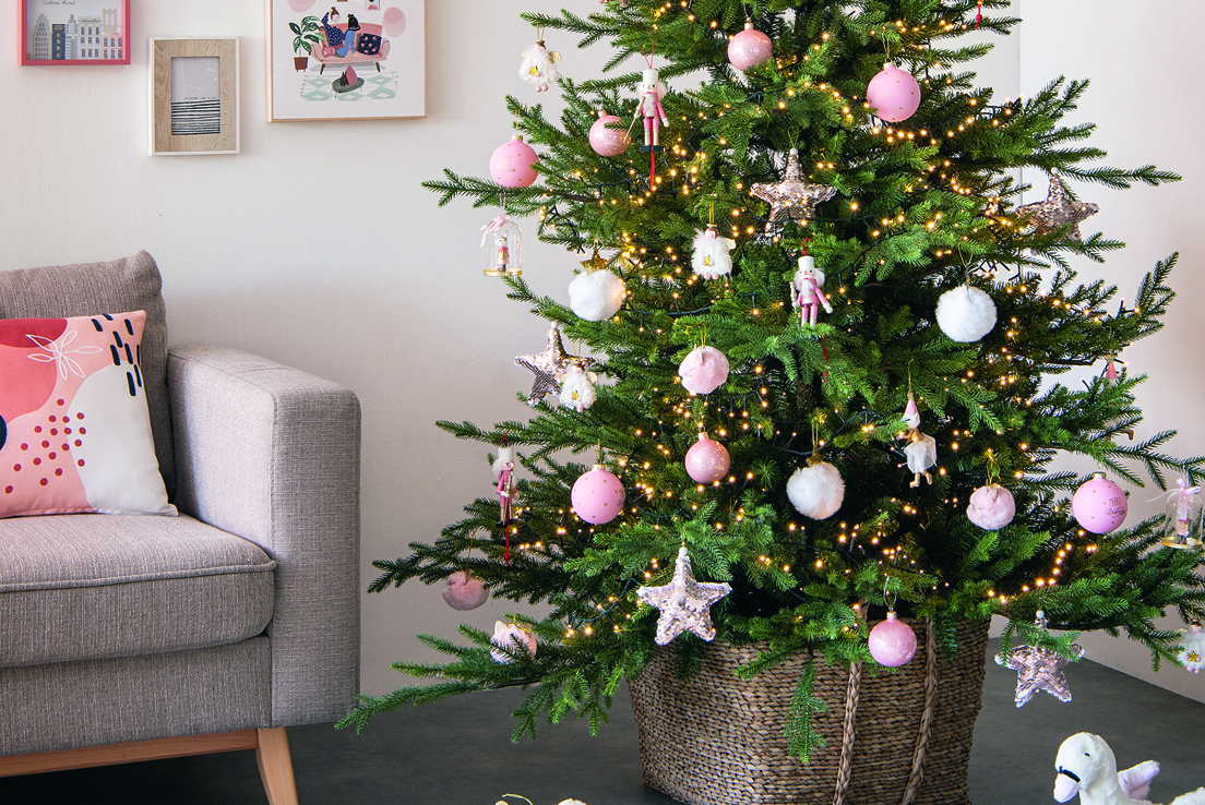 Imagen de un árbol de navidad adornado en un salón