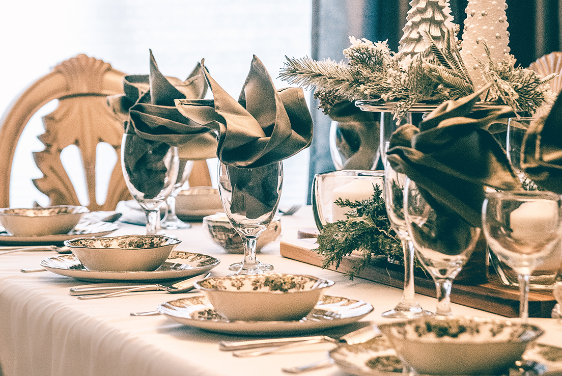 Imagen de una mesa dispuesta para una celebración navideña