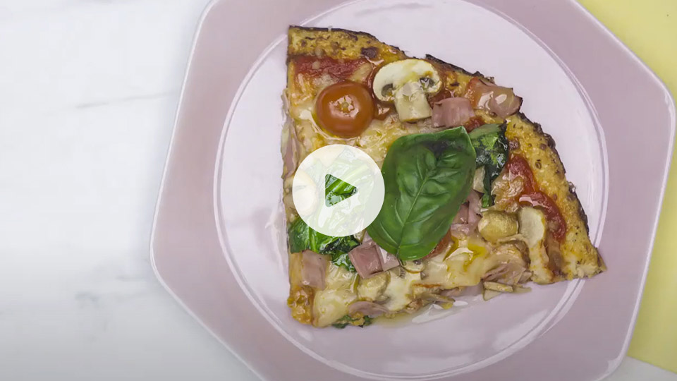 Vista de un trozo de pizza alteza con base vegetal