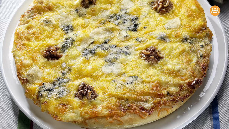Primer plano cenital de la pizza Alteza de queso, nueces y pera