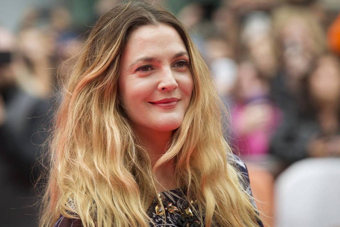 imagen de drew barrymore con fondo de gente difuminada