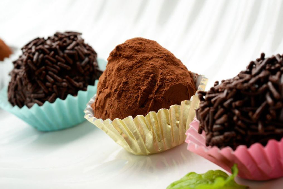 imagen de trufas de chocolate alineadas