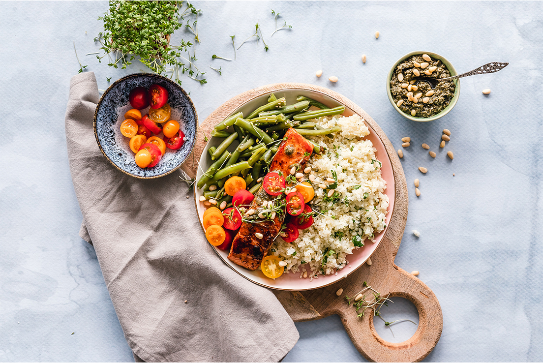 imagen de verduras y cereales cocinados y servidos.