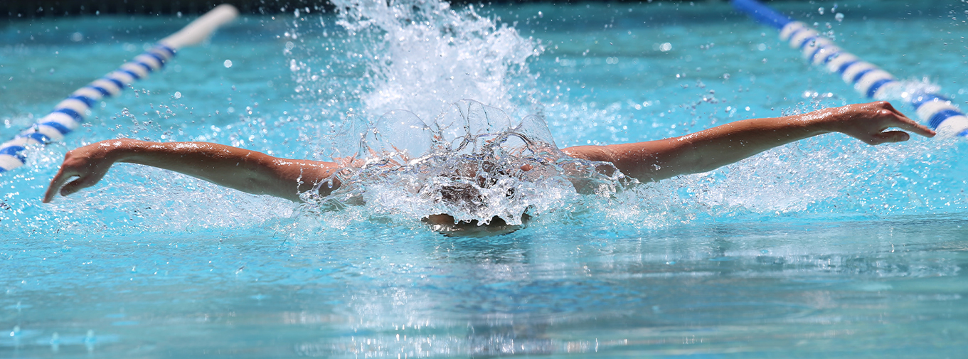 nadador en carril de piscina