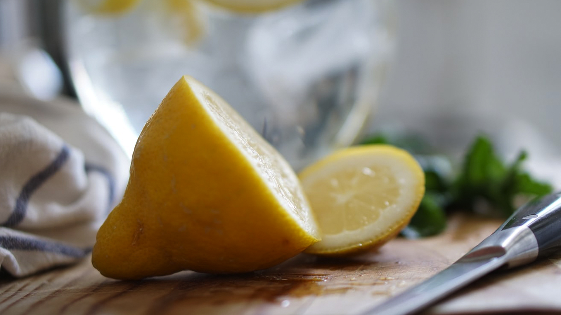 limón en la nevera para el mal olor
